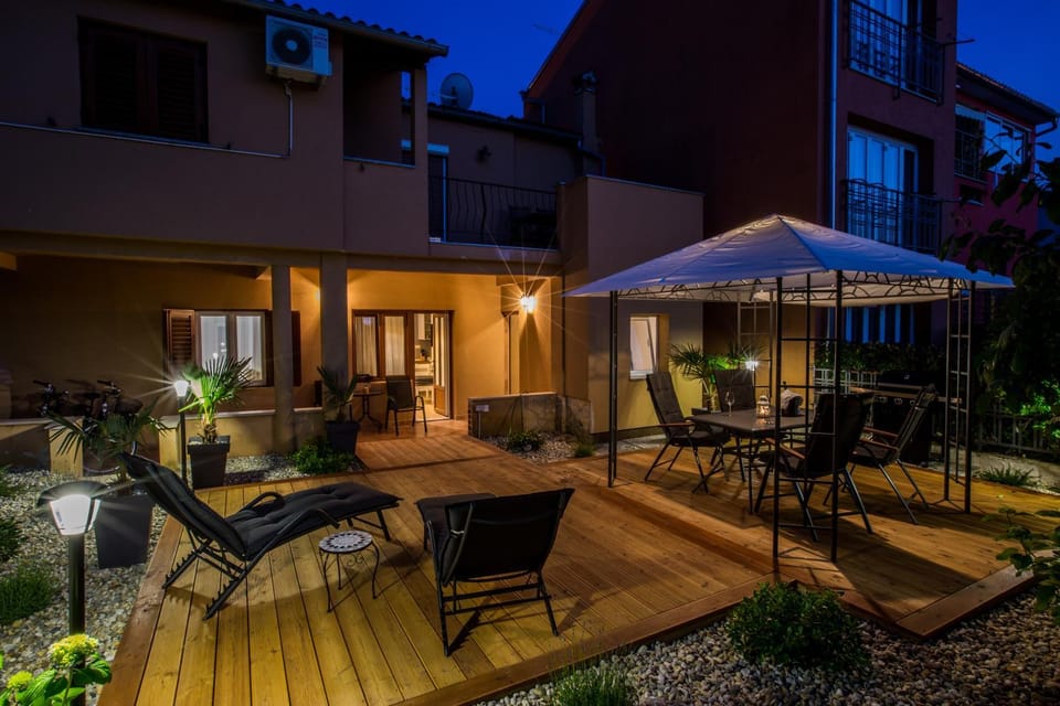 Night, Garden, Balcony/Terrace, Seating area, sunbed