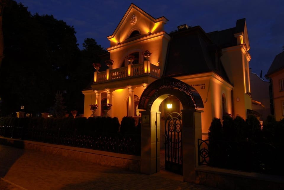 Property building, Facade/entrance, Night