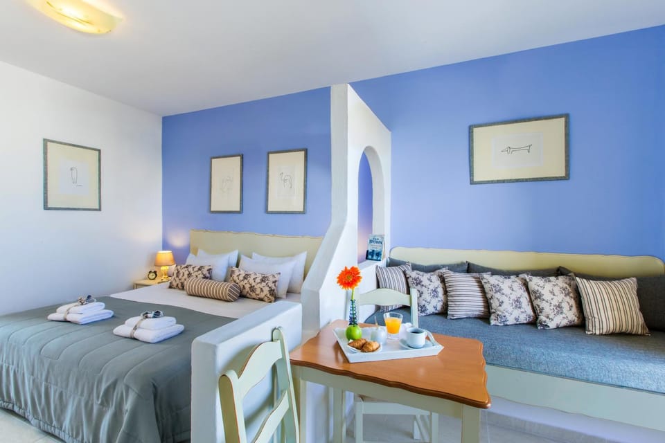 Bed, Photo of the whole room, Seating area, Bedroom, towels
