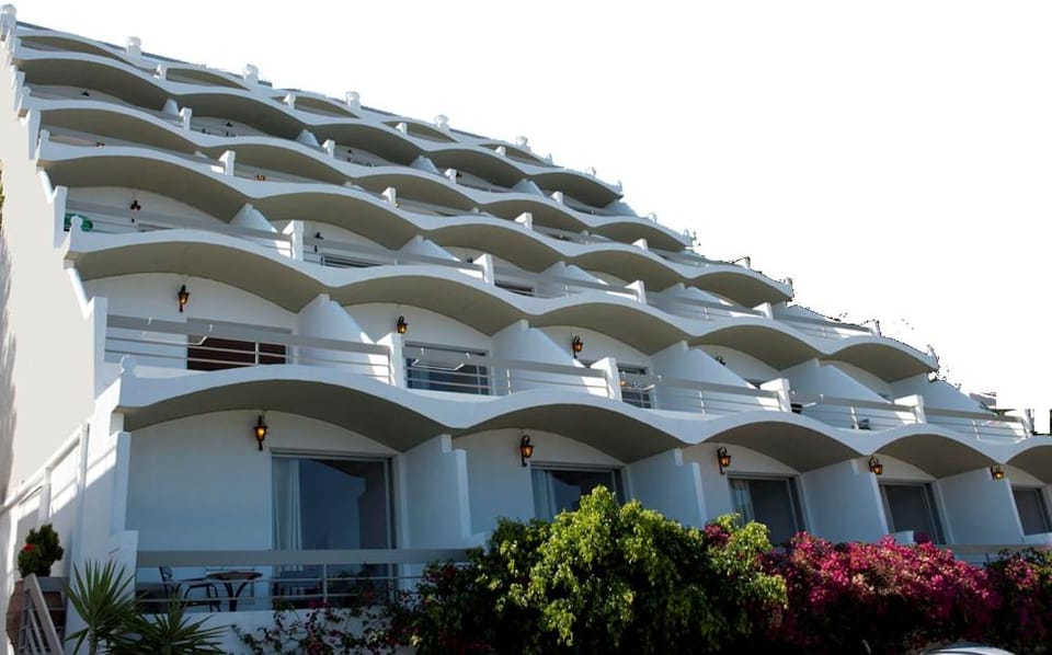 Property building, Day, Balcony/Terrace