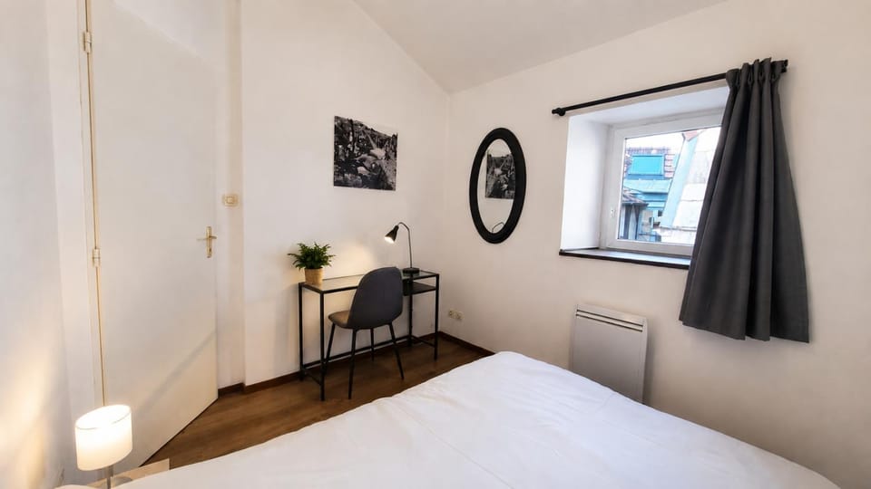Photo of the whole room, Seating area, Bedroom