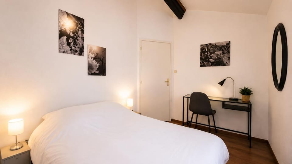Bed, Photo of the whole room, Seating area, Bedroom