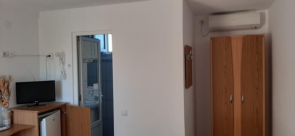 TV and multimedia, wardrobe, air conditioner