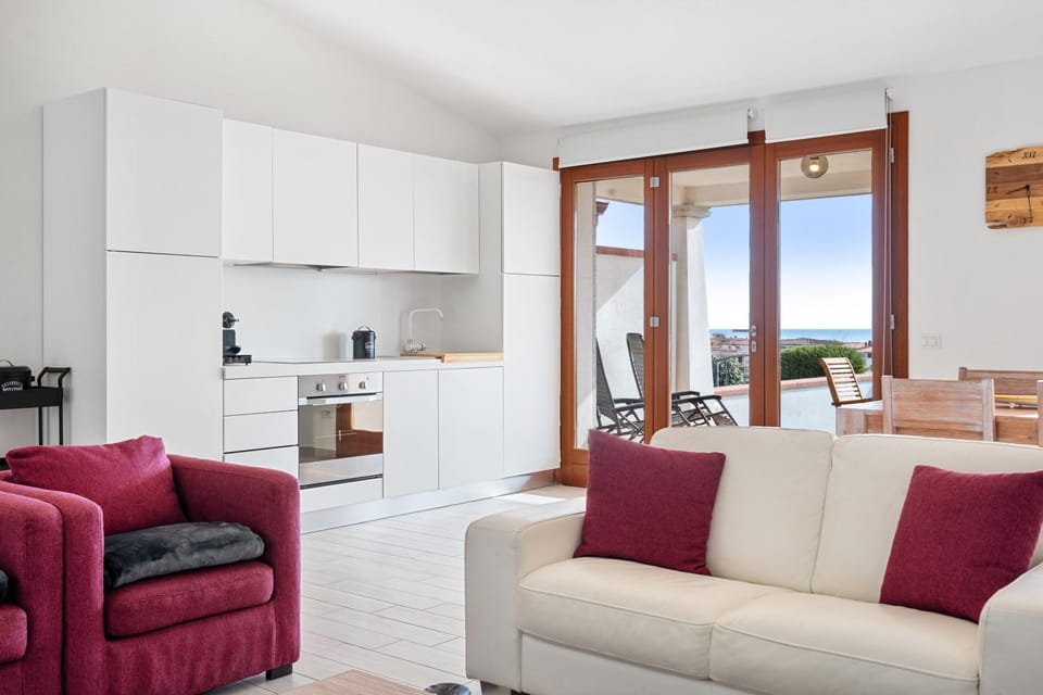 Kitchen or kitchenette, Living room, Seating area, Dining area