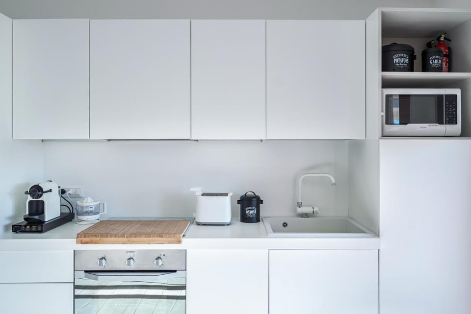 Coffee/tea facilities, Kitchen or kitchenette, stove, toaster