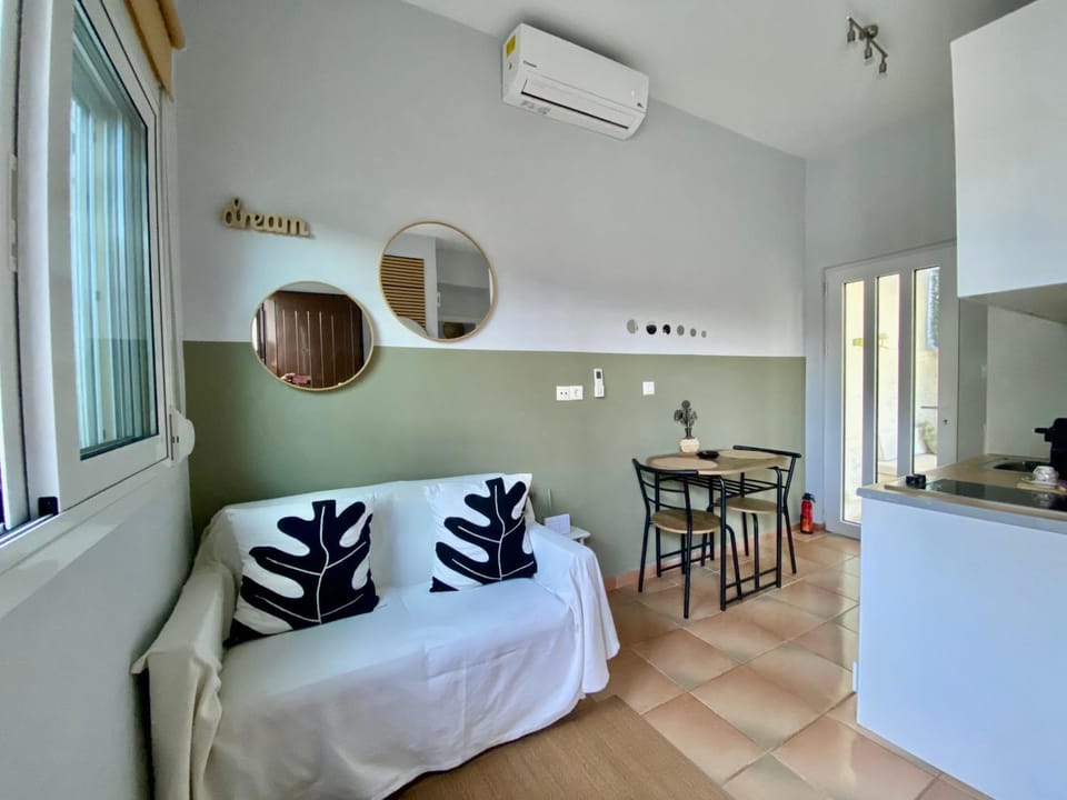 Cozy seaside studio in Lemos Vouliagmenis Apartment in Vouliagmeni