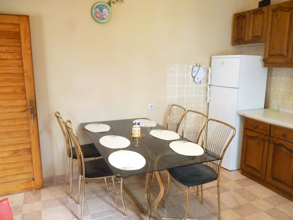 Kitchen or kitchenette, Dining area