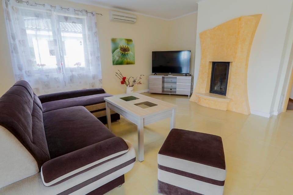 Communal lounge/ TV room, TV and multimedia, Living room, Seating area