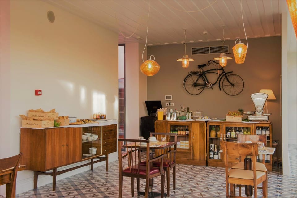 Restaurant/places to eat, Lounge or bar, Breakfast