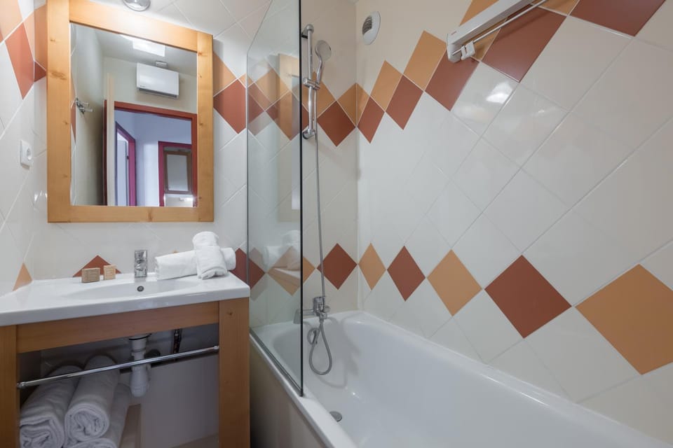 Bathroom, Bath, towels
