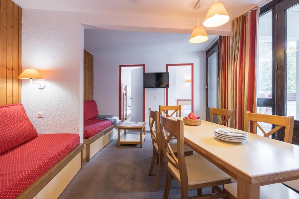 Bed, TV and multimedia, Living room, Photo of the whole room, Seating area, Dining area, Bedroom