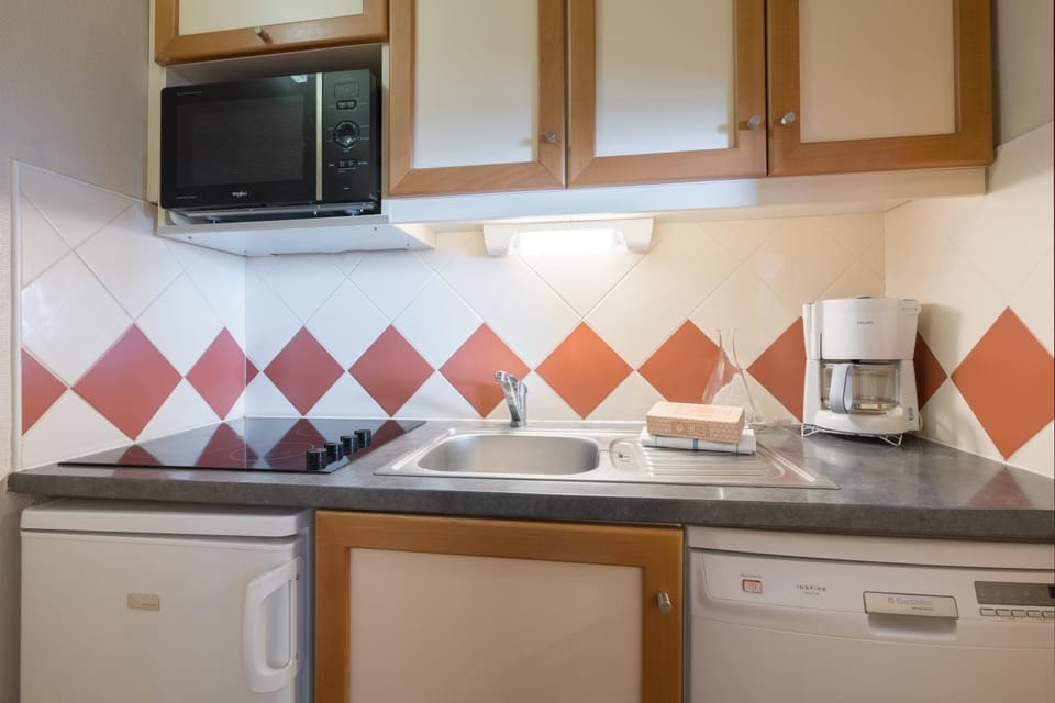 Coffee/tea facilities, Kitchen or kitchenette, dishwasher, stove, toaster