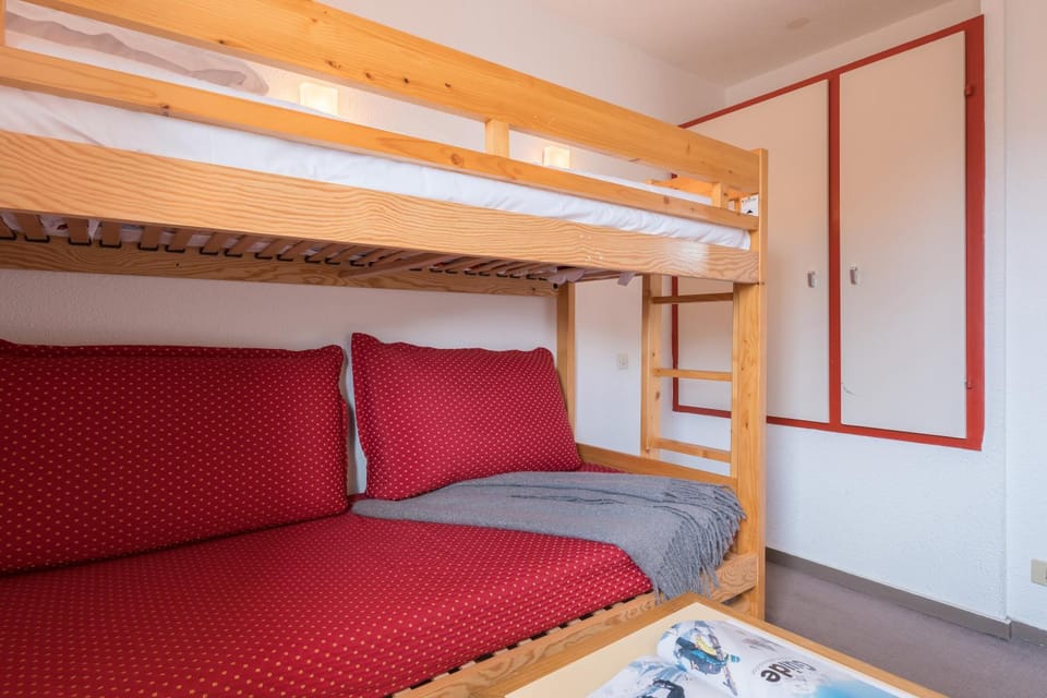 Bed, Living room, Photo of the whole room, Seating area, Bedroom, bunk bed, wardrobe