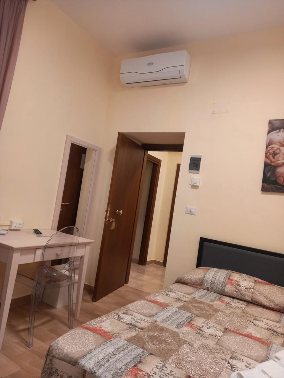 Seating area, Bedroom, air conditioner