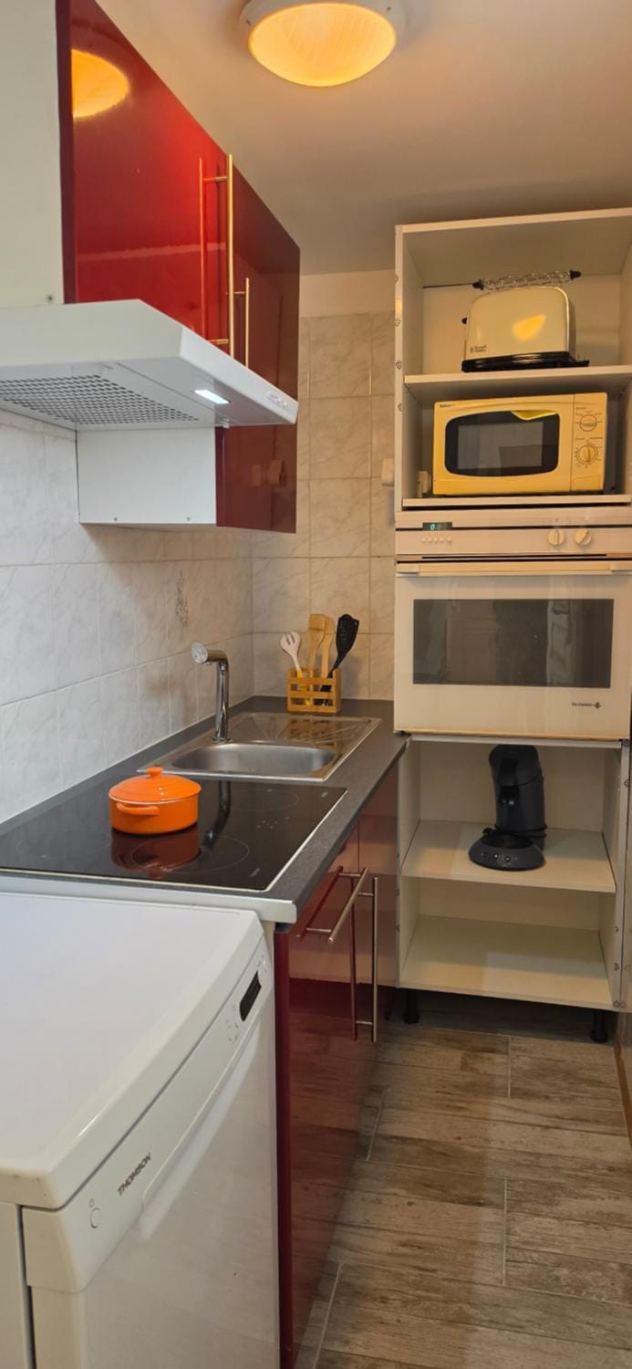 Kitchen or kitchenette, dishwasher, stove