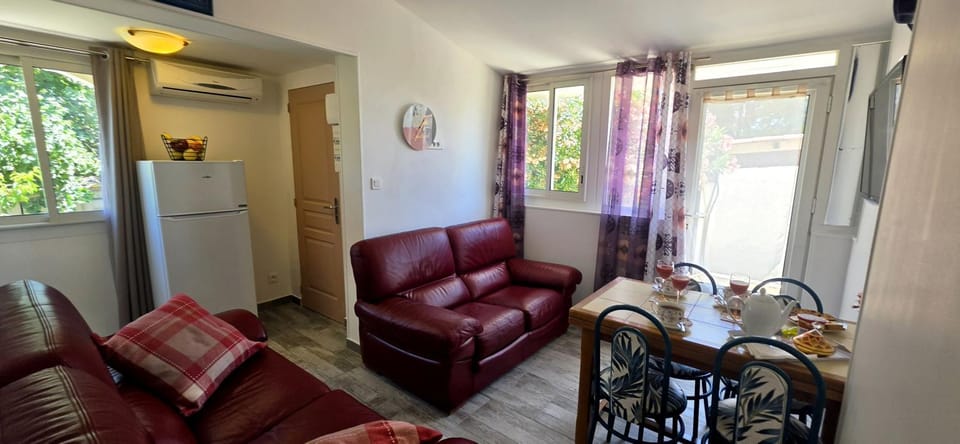 Living room, Seating area, Dining area, air conditioner