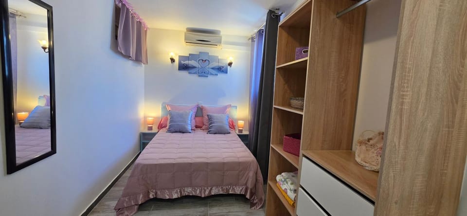 Bed, Photo of the whole room, Bedroom, wardrobe, air conditioner