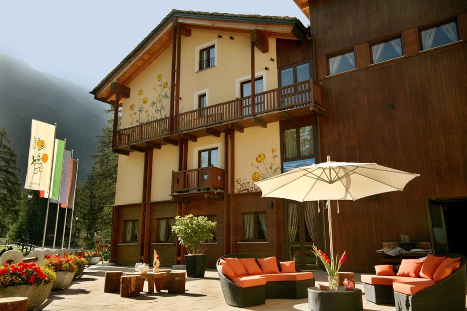 Facade/entrance, Balcony/Terrace