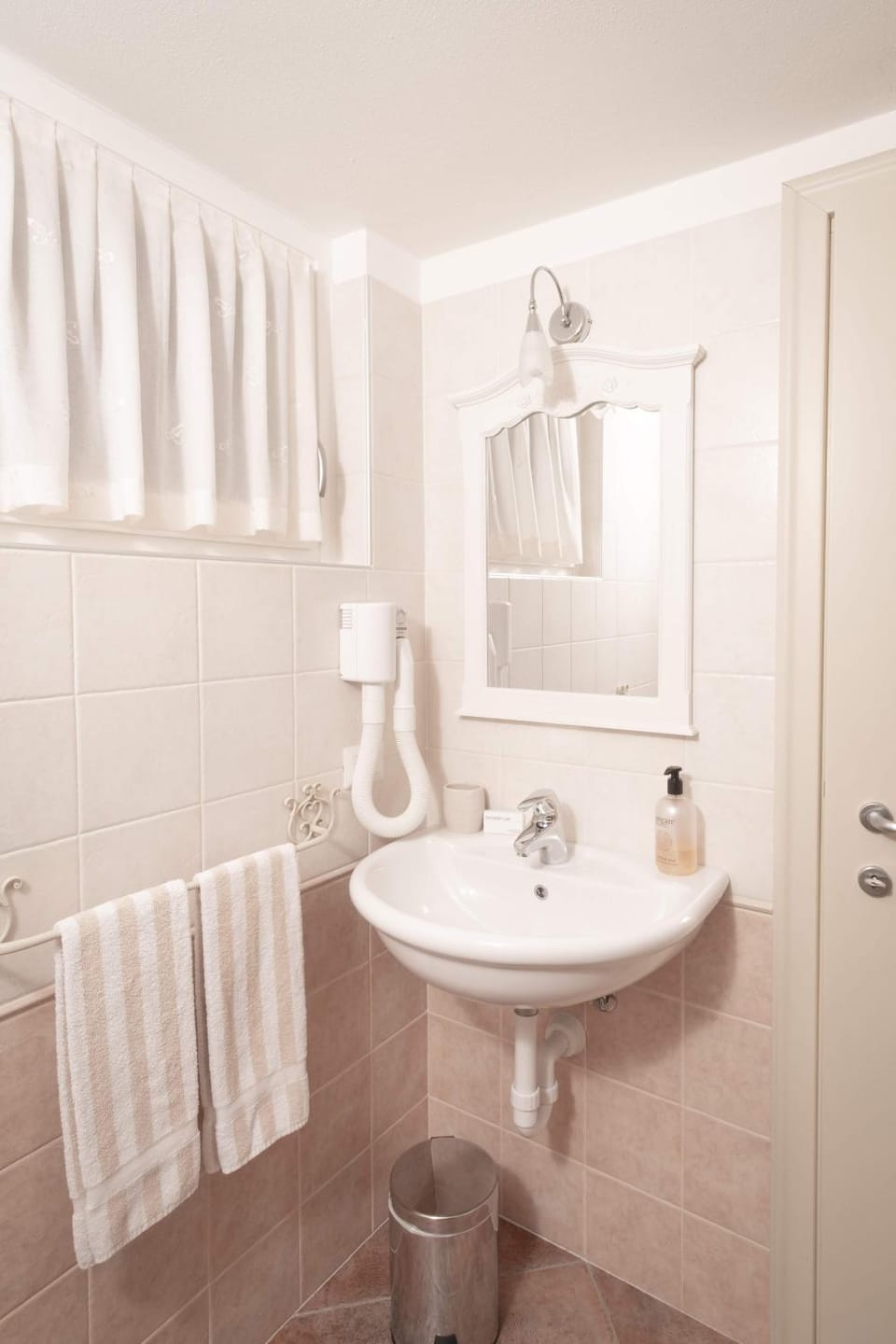 Bathroom, towels