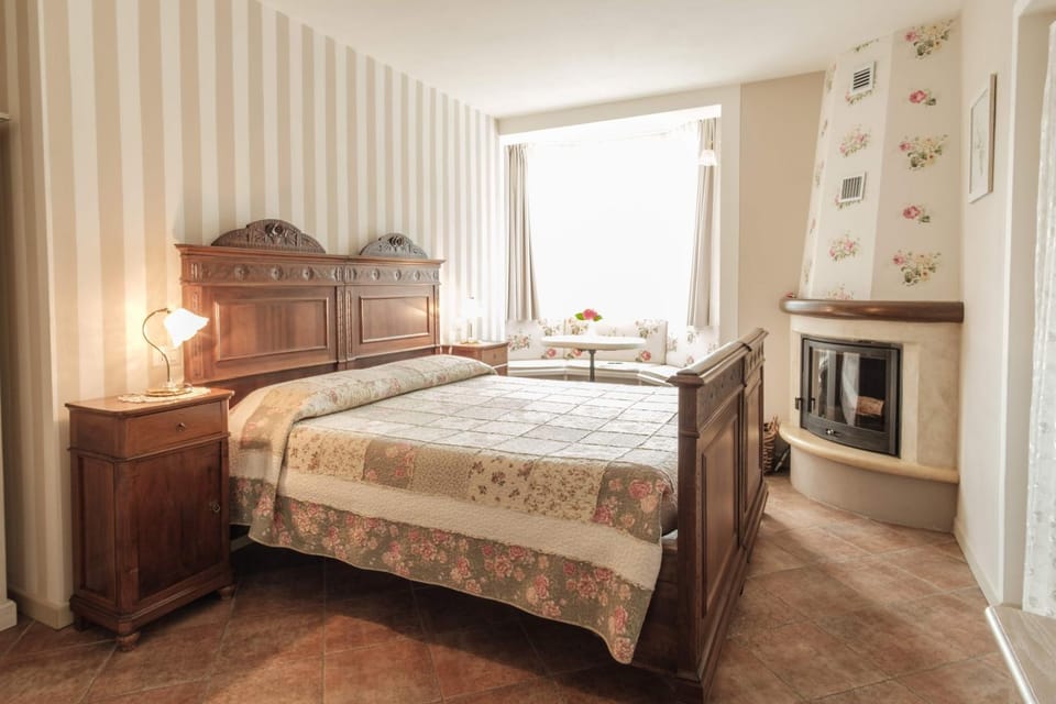 Bed, Day, Photo of the whole room, Decorative detail, Bedroom