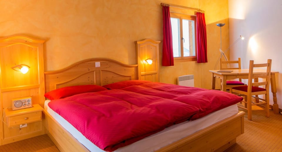Bed, Photo of the whole room, Decorative detail, Bedroom