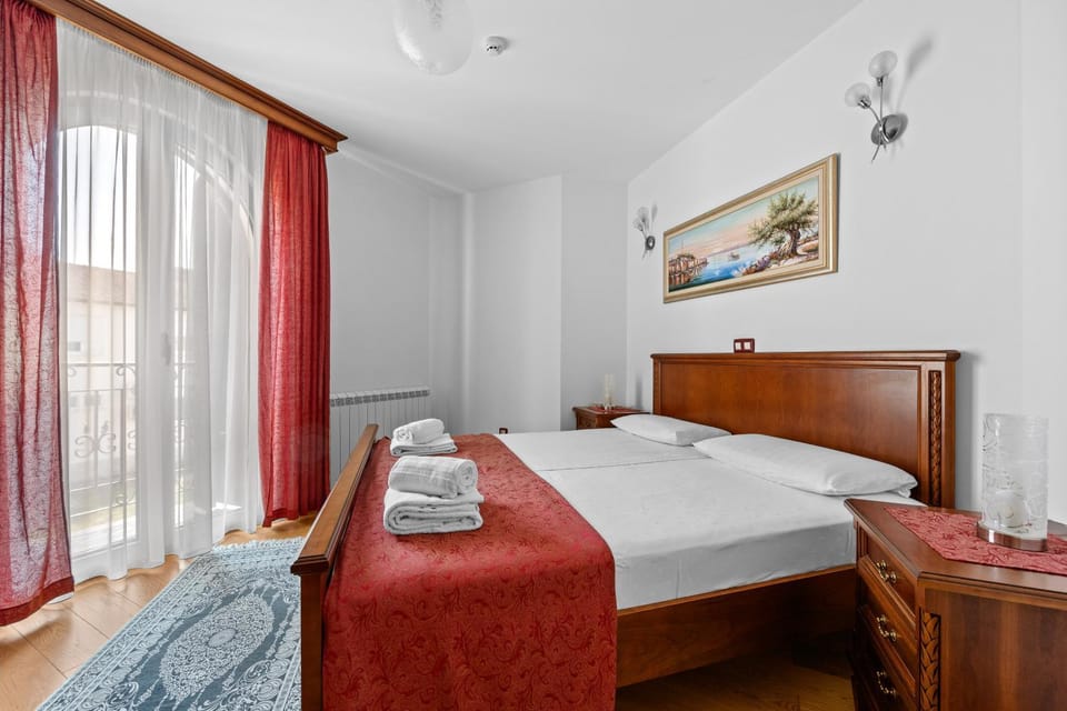 Bed, Photo of the whole room, Bedroom, towels