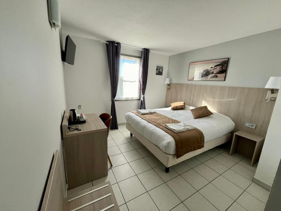 Bed, TV and multimedia, Photo of the whole room, Bedroom