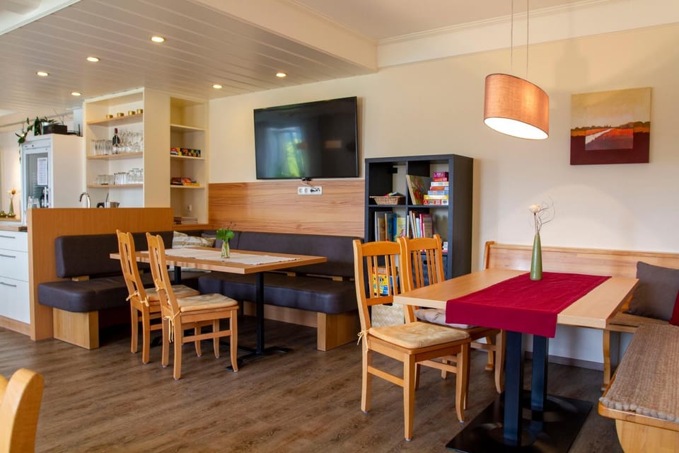 Communal lounge/ TV room, Buffet breakfast, Alcoholic drinks, Non alcoholic drinks