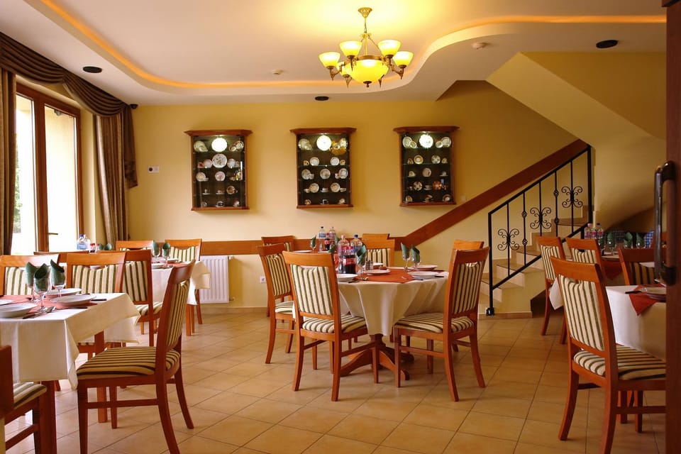 Restaurant/places to eat, Banquet/Function facilities