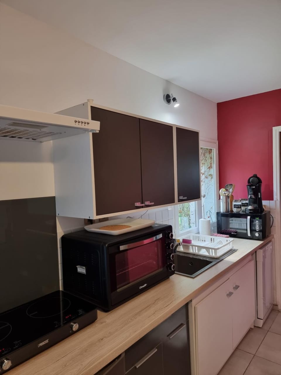 Coffee/tea facilities, Kitchen or kitchenette, dishwasher, oven, stove, toaster