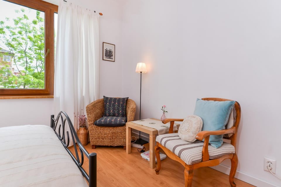 Seating area, Bedroom, City view, Street view