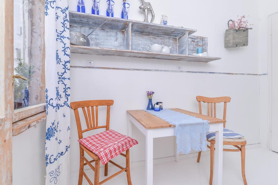 Kitchen or kitchenette, Seating area, Dining area