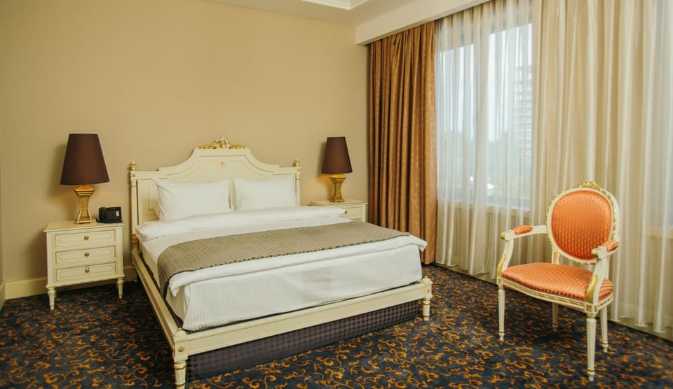 Photo of the whole room, Bedroom