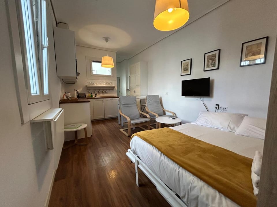 TV and multimedia, Bedroom, Food