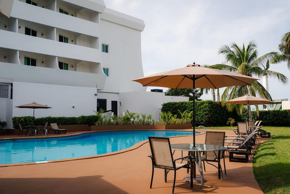 Day, Garden, Balcony/Terrace, Swimming pool, Swimming pool, sunbed