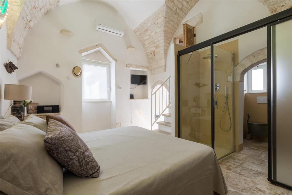 Shower, Bed, Night, Bathroom, Photo of the whole room, Decorative detail, Bedroom