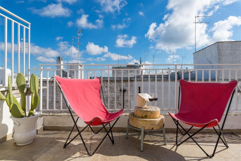 View (from property/room), View (from property/room), Balcony/Terrace, Decorative detail, City view, Sea view, Street view