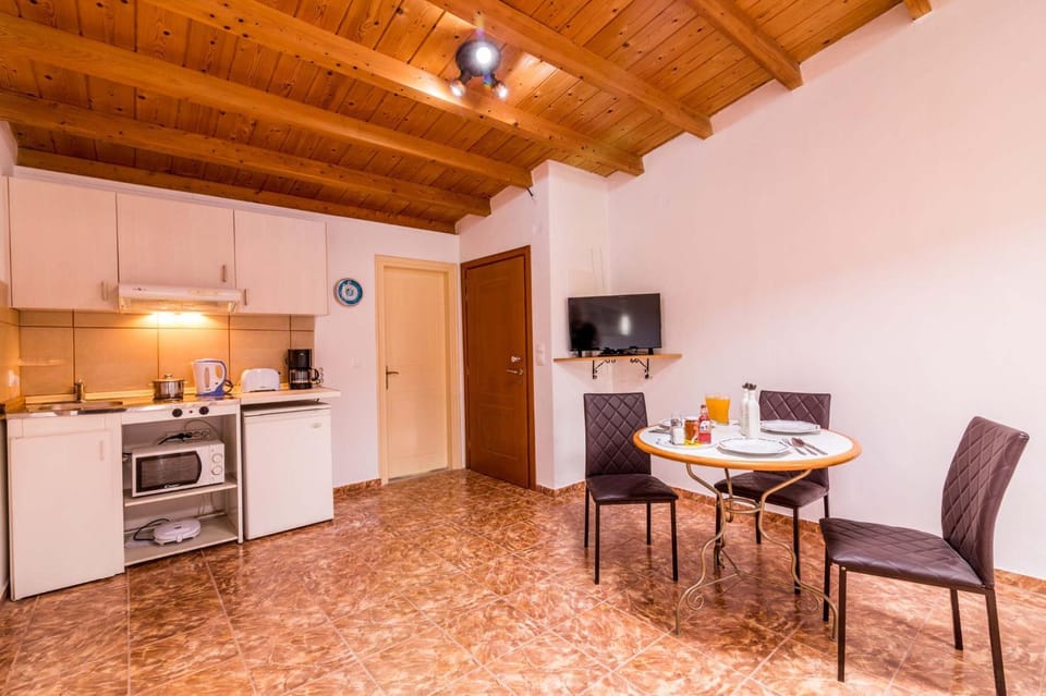 Coffee/tea facilities, Kitchen or kitchenette, Dining area