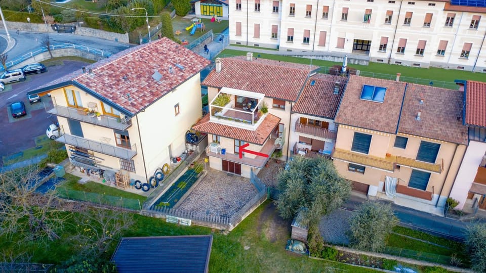 Property building, Day, Neighbourhood, Bird's eye view, City view, Street view, Location, Parking
