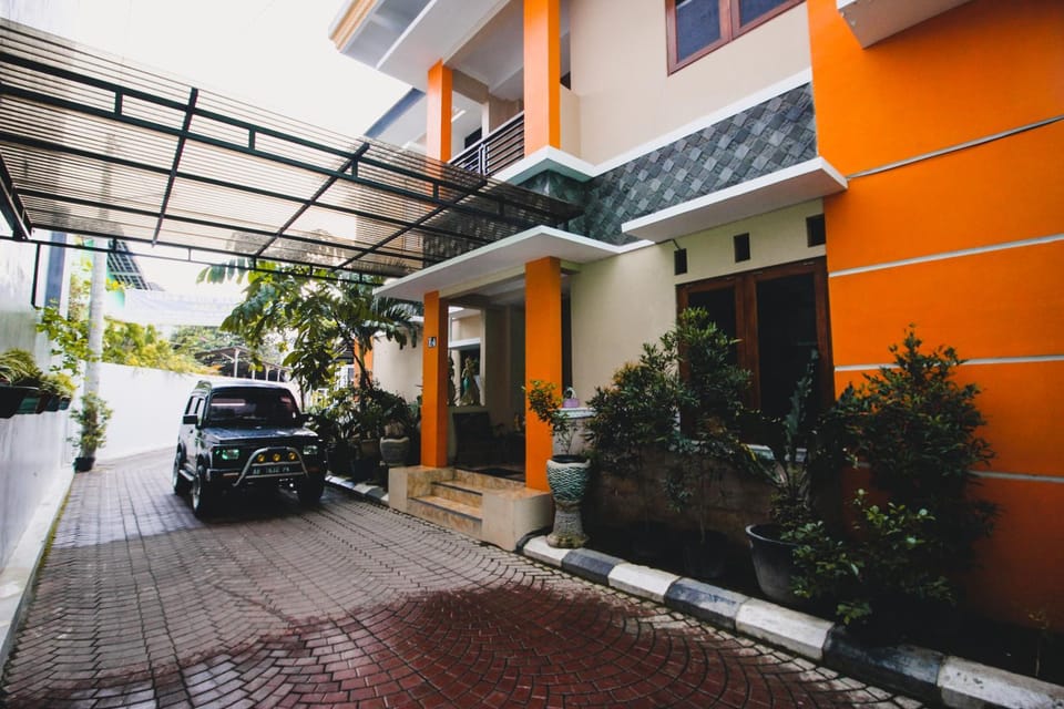 Facade/entrance, Area and facilities