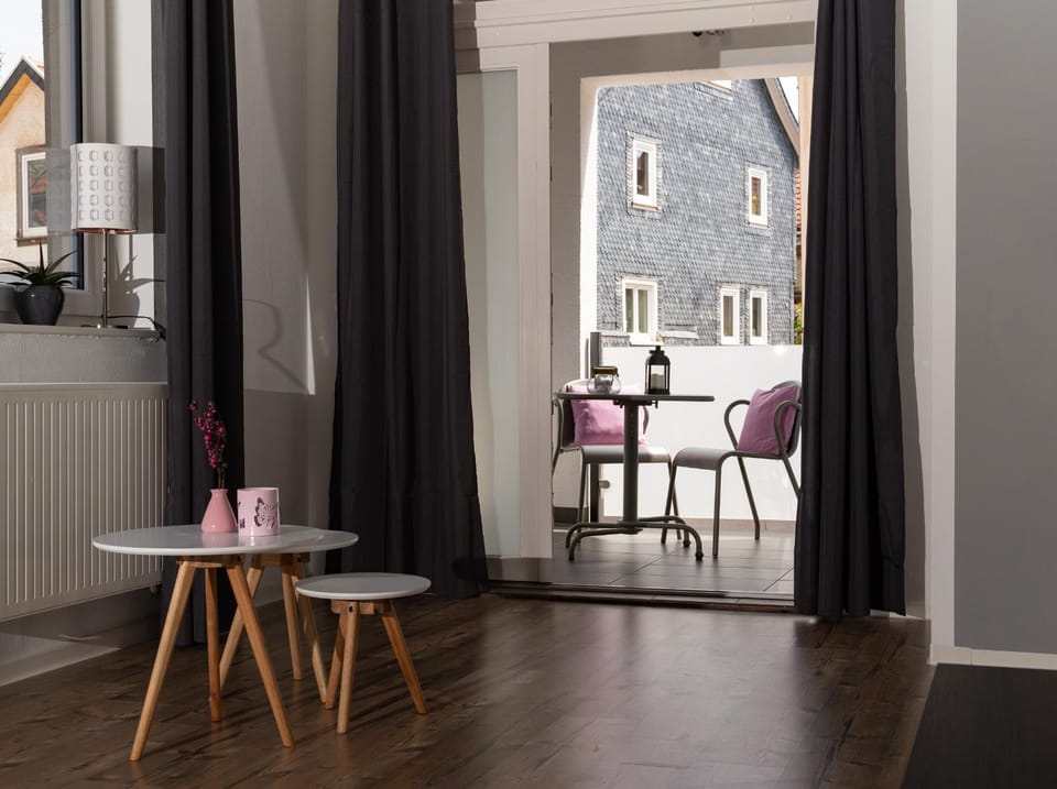 Photo of the whole room, Decorative detail