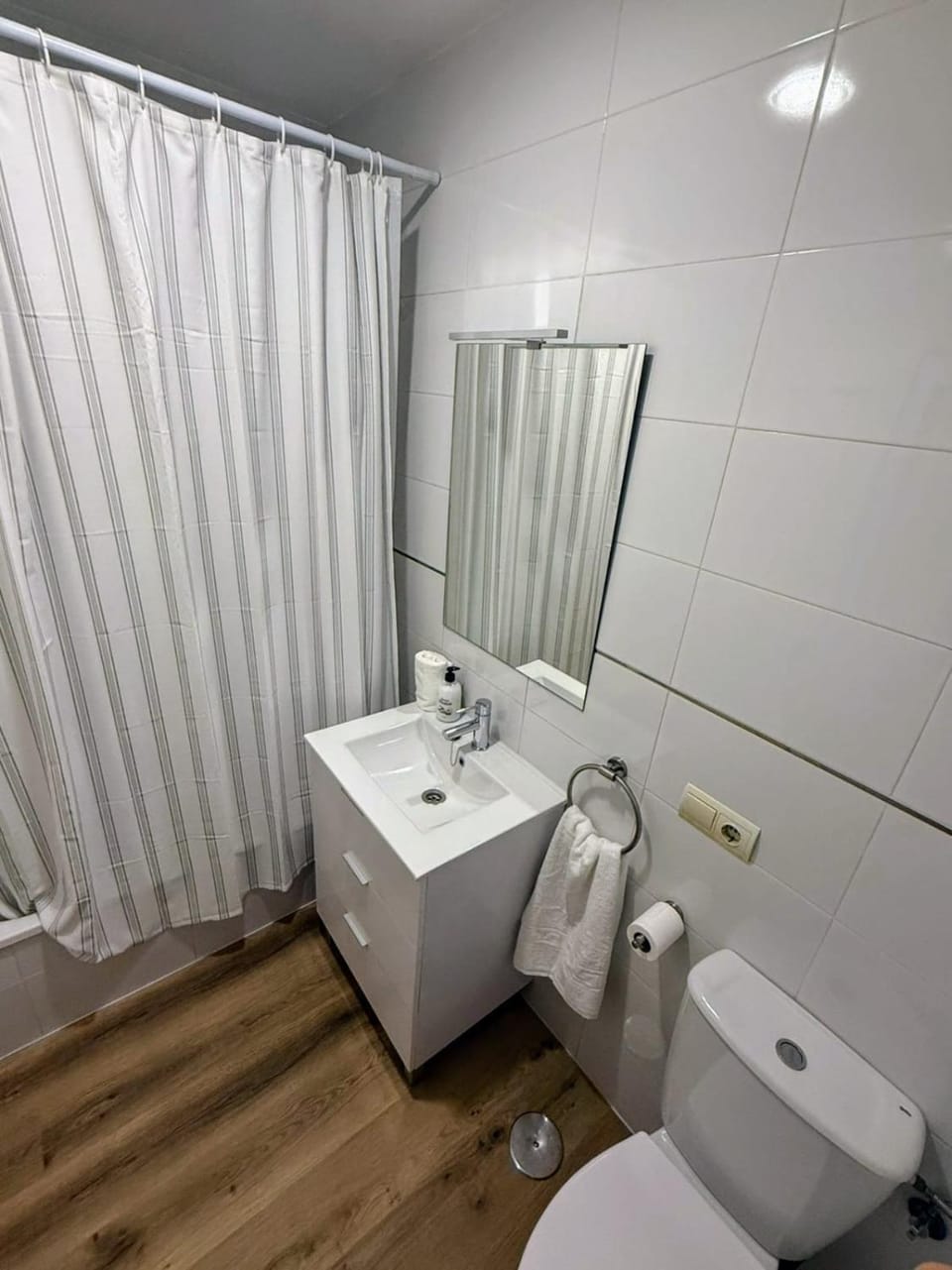 Shower, Toilet, Bathroom, towels