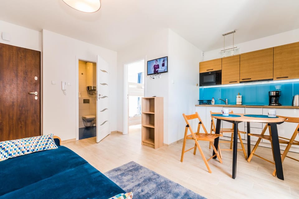 TV and multimedia, Kitchen or kitchenette, Photo of the whole room, Seating area