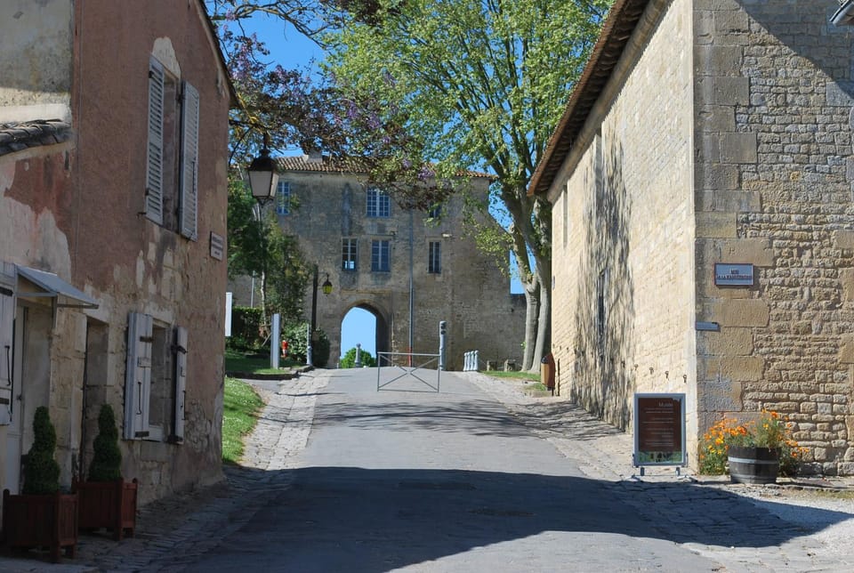Nearby landmark, Neighbourhood, Natural landscape, Landmark view, Street view, Quiet street view
