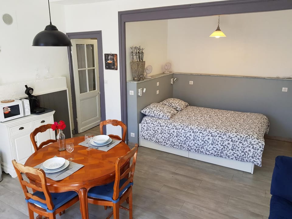 Bed, Photo of the whole room, Dining area, Bedroom