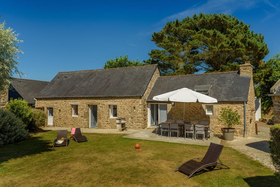 Property building, Spring, Day, Garden, Garden view, sunbed