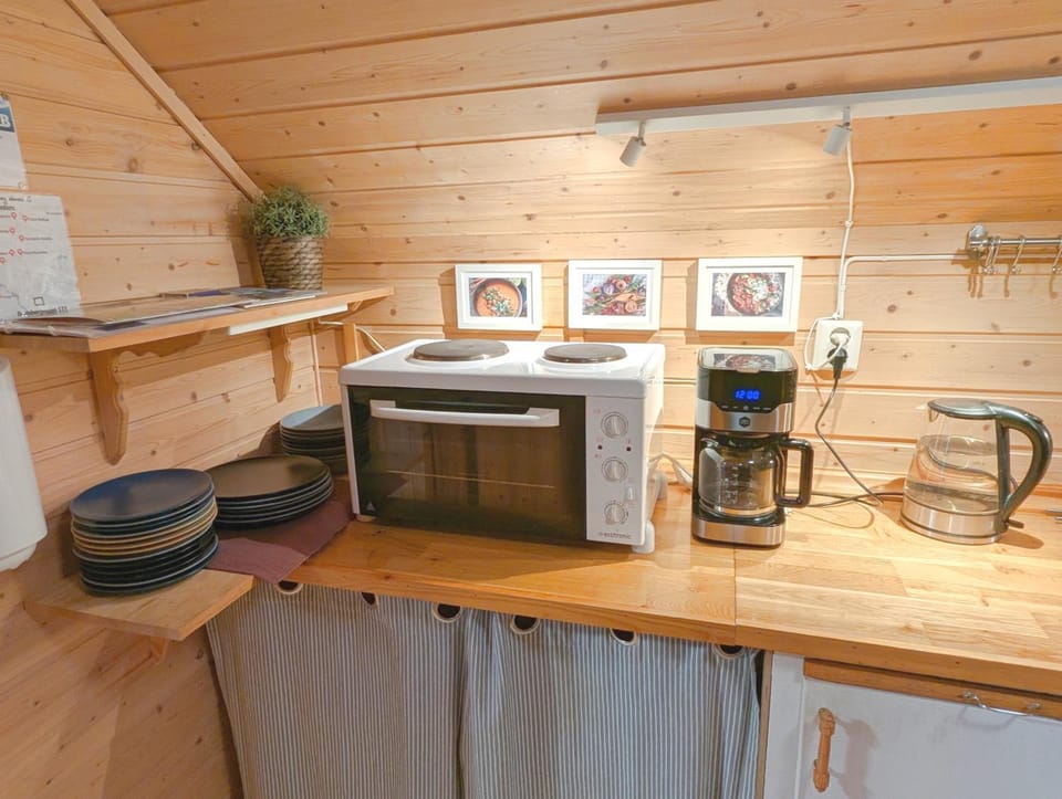 Coffee/tea facilities, Kitchen or kitchenette, stove