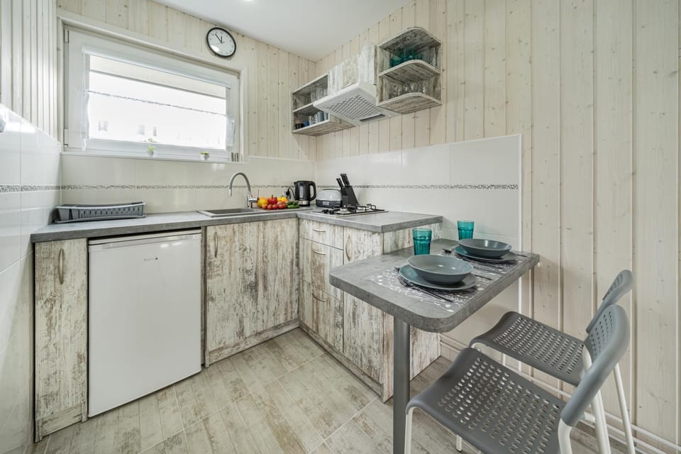 Kitchen or kitchenette, Dining area