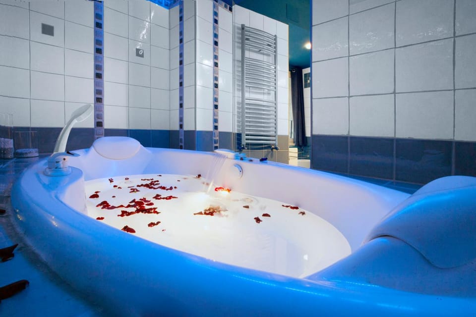 Hot Tub, Bathroom