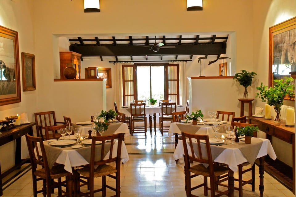 Restaurant/places to eat, Lounge or bar